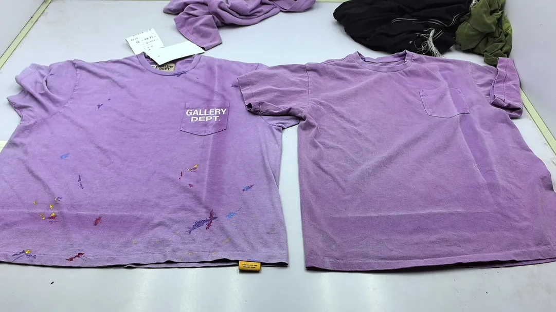 Dyeing/washing and distressing process proofing GALLERY DEPT VINTAGE LOGO PAINTED TEE PURPLE Purple ink distressed short sleeves Retro English pocket TEE Purple S-XL Ready-made garment dyeing Fried salt distressing Hand-sewn plaster bone Very heavy work Manufacturing deep and light fading process Hand-splashed ink graffiti Genuine acrylic material